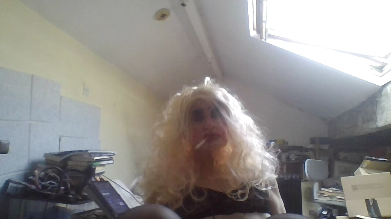 Daddy Bobs ludder Sarah fornedrer seg for sin Mester, røyker, runker til cumshot, drikker egen piss