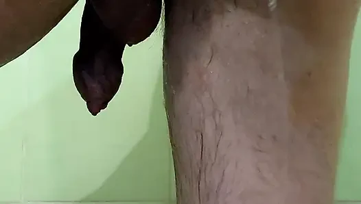 Büyük bir dövmeli tıraşı, ardından eller serbest anal orgazm ve banyoda ses.