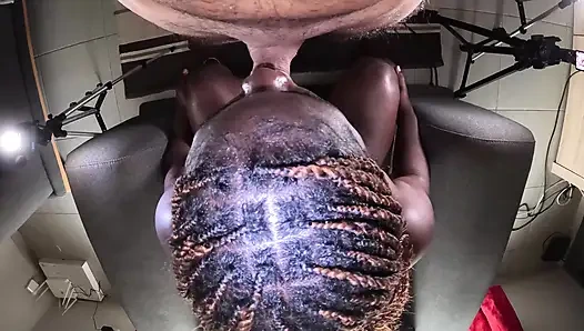 Şişman siyah amcık domalıyor ve dölleniyor