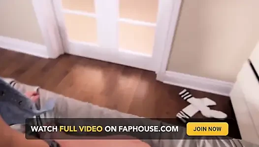 Blondes teen gibt einen perfekten nassen blowjob