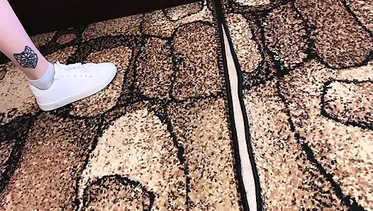 Fußfetisch Turnschuhe Socke und nackte Füße / sfw