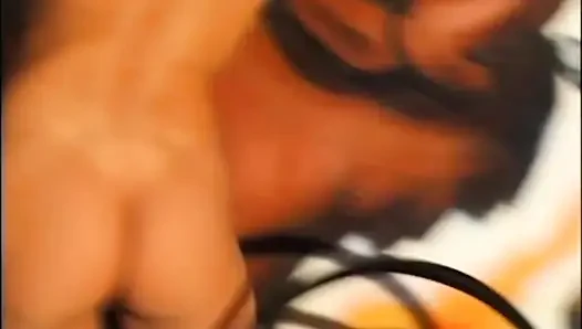 Wunderbare heiße MILF mit behaarter muschi gefickt und von retro-schwanz auf dicke titten abspritzen