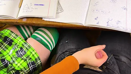 SCHULMÄdigen Gibt ihm Handjob in mathe-unterricht unter dem Tisch in der Schule. Riskante Masturbation in einer öffentlichen Klasse.