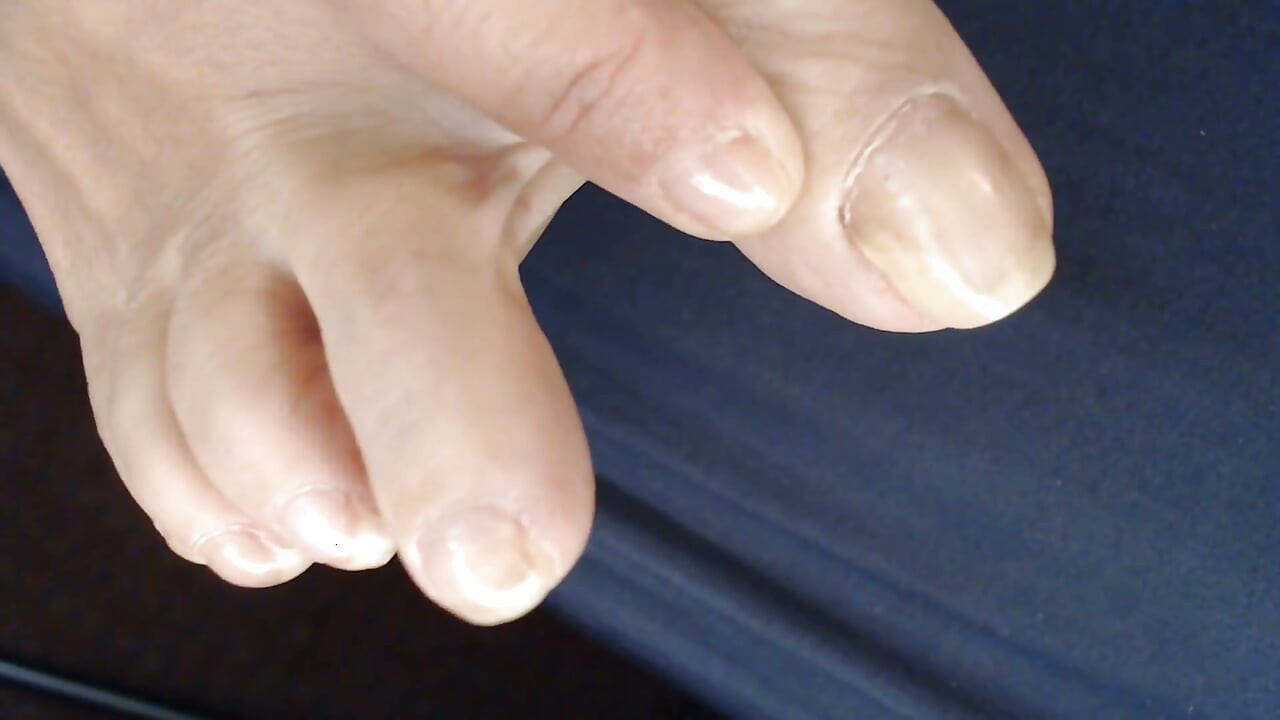 찐 자연의 긴 발톱 발