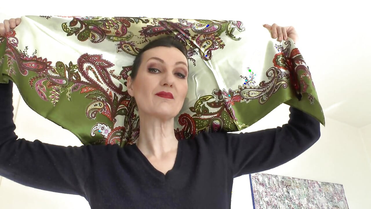 Saten başörtüsü defilesi ve kumaşa boşalma, JOI, Lady Victoria Valente