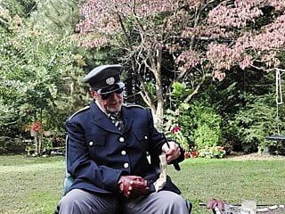 Oficial militar disfruta fumando su pipa y bajándose