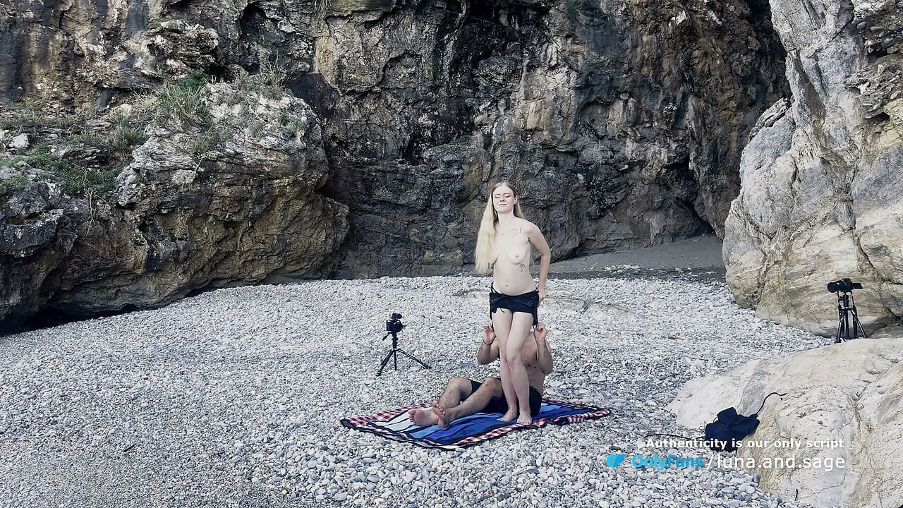 Rå passion på stranden - intensiv ögonkontakt och kladdigt avslut - äkta amatörpar (POV)