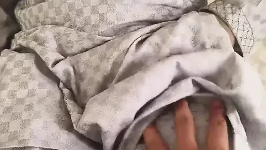 Suami meniduri istrinya dalam suasana romantis dan menikmati memeknya. Video seks viral gadis desa india