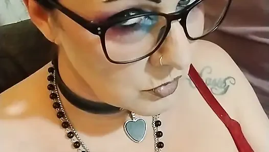 MILF raucht in einem bh