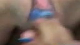 Милфа-жена играет со сливочной киской в ​​любительском видео sexymilfsue в любительском видео