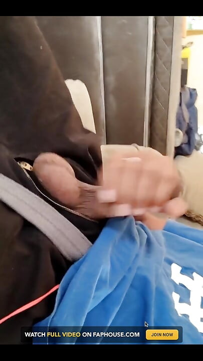 自宅でミルクを飲む