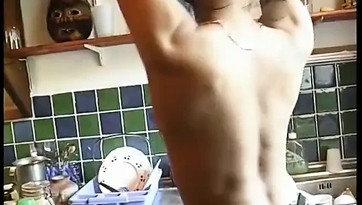 Cewek itu berbaring di atas meja dan mulai bermain dengan tempatnya yang panas