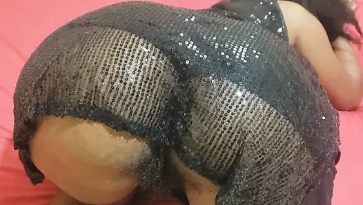 Bück den arsch und schönes ebenholz-schätzchen beugt sich über leckere muschi