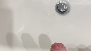 Pancutan air mani di bilik air