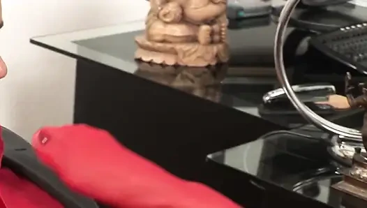 Cewek bejat dengan stoking kaki merah dengan sepatu hak tinggi menggoda