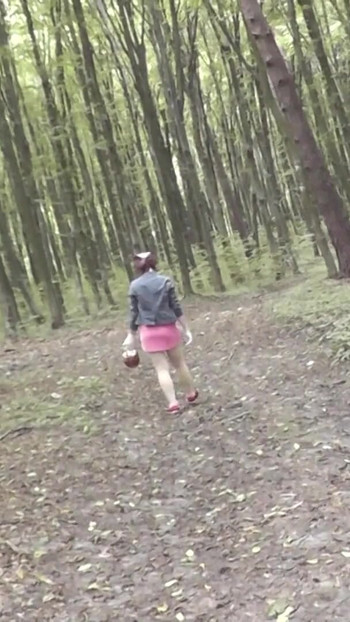 Detik emosi dari "Milf di bawah skirt tiada seluar dalam memilih cendawan di dalam hutan. Milf pantat. Luaran. Luar. Gaya doggy."
