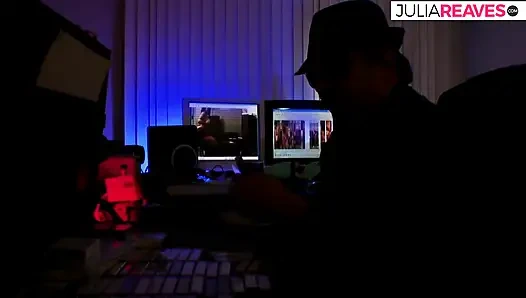 Невероятный, как большой его член, и невероятно, что он вписывается в пизду Лоры