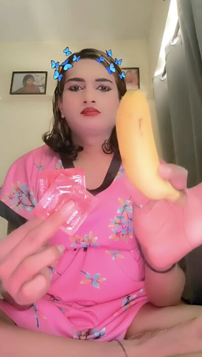 Zoya Shezadi u banani jede banane jako je sretna