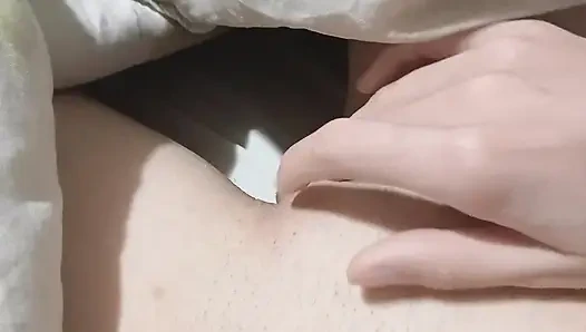 Ich masturbiere nachts riskant unter der decke neben meiner stiefschwester