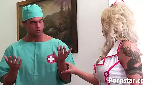 Горячая медсестра Brooke Haven трахает своего пациента