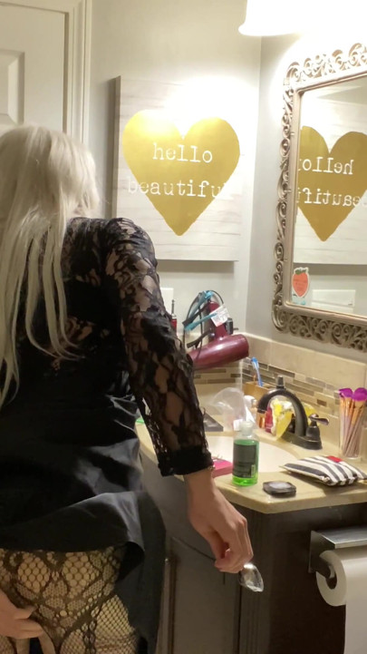 Emo Crossdresser Puts on Buttplug and Jerks off