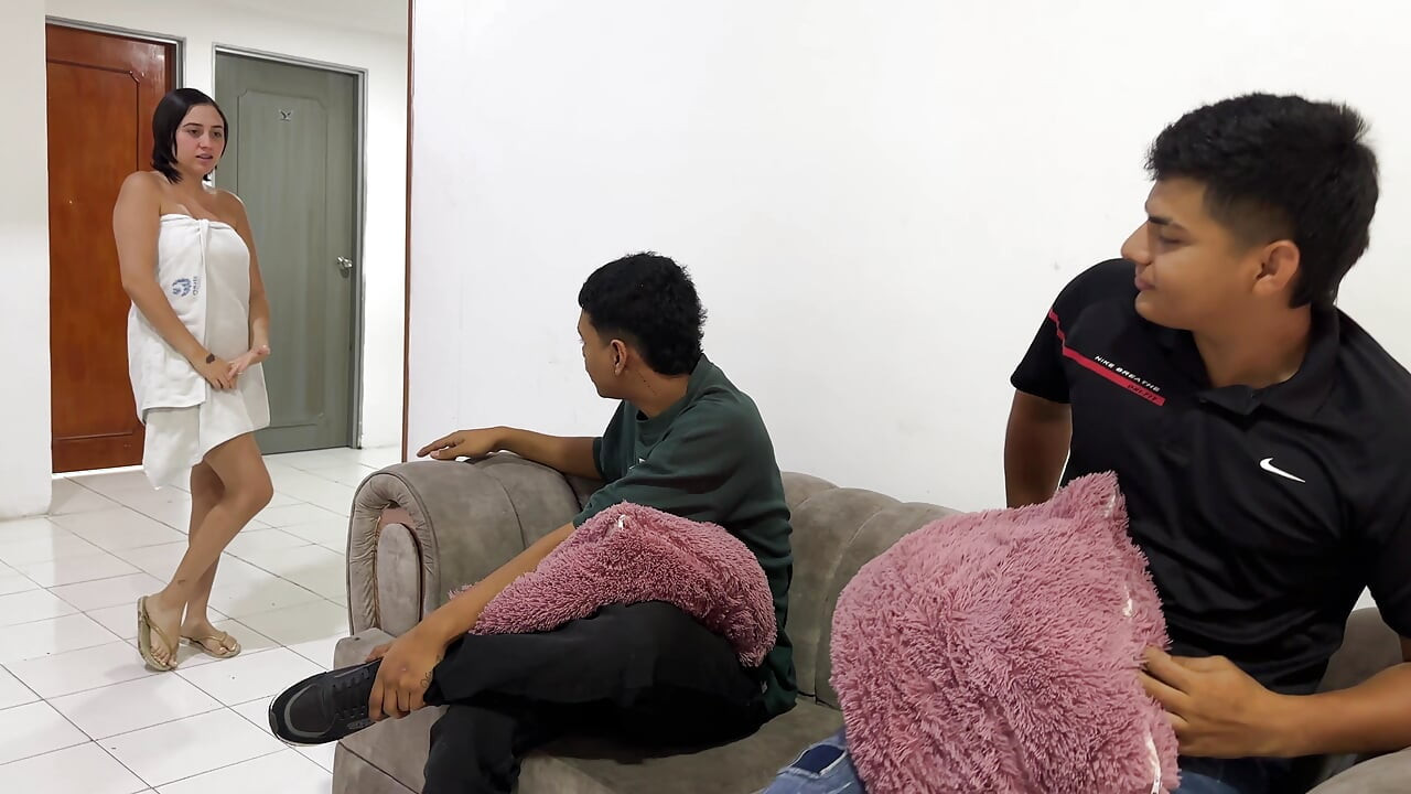 Eu fodo o noivo da minha melhor amiga pelas costas, ela acaba em sexo caseiro real com todo o esperma dela em sua buceta rica.