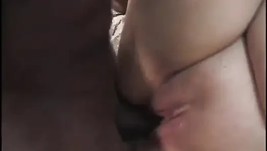 İri güzel kadın oturma odasında iki birden alıyor