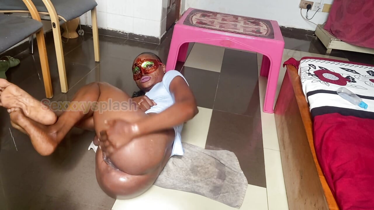 Akşam yemeği esnek zenci kız baş aşağı anal ve oyuncakla azdırma