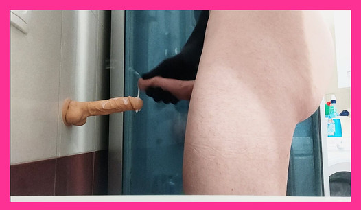 Femboy kommt auf dildo und nimmt es in den arsch