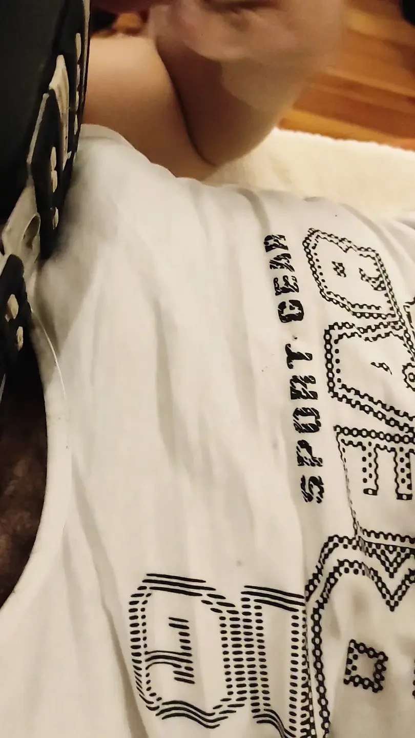 Humor na cama, irmão sujo assistindo pornô