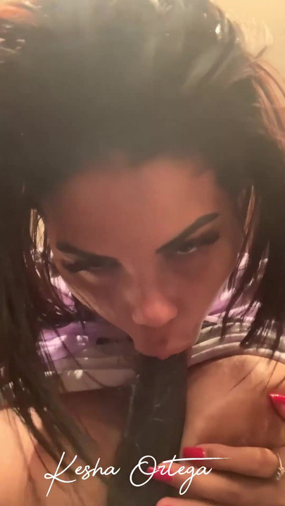"Esmer fahişe Kesha Ortega şişman bir dildoya biniyor ve sert boşalıyor!"