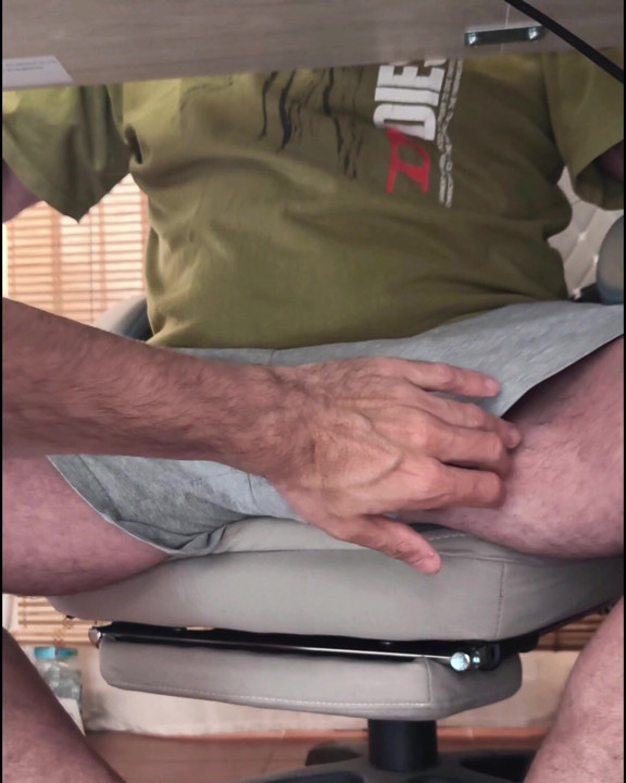 Büyük Papi Çekiç'i uyandırmak için bir el çekti. Şimdi masamın altında ne yapardın?