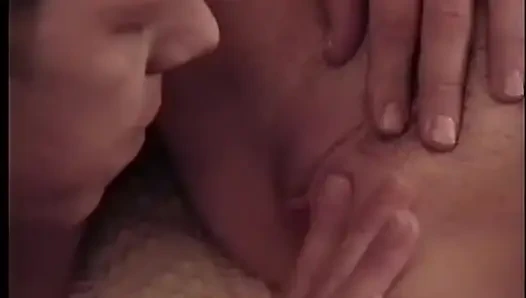 Mafya patronu Alyssa Love'ın genç üvey kızı üvey babasının ortamında gerçek fare bulabildi