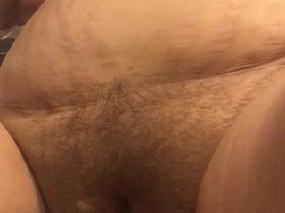 Freak mit dicken Titten masturbiert