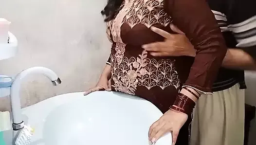 Atrapó a la madrastra limpiando el baño y la romance - video charla en audio hindi