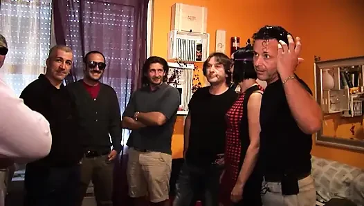 Cewek hot di-gangbang habis-habisan sama banyak kontol