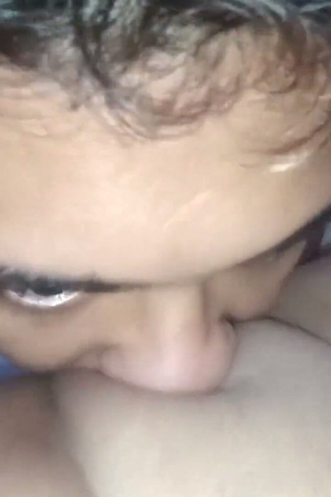 Follando con un joven vecino haciéndolo comer mi coño y luego me folla extendiendo mi coño