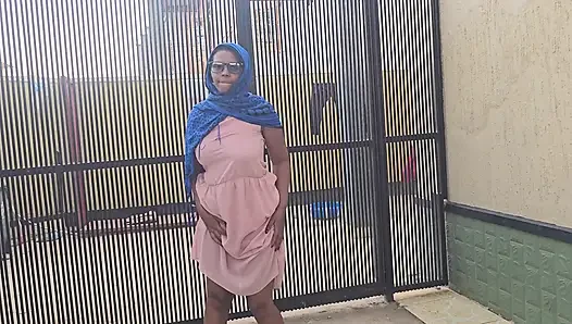 GADIS ARAB BERUSAHA MUNCRAT DI PINGGIR JALAN