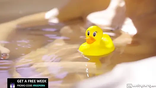 Keisha Grey сбрасывает неверный бойфренд, затем впадает в студенческое общество, соседка по комнате Хлоя Черри объятья для лесбийского секса