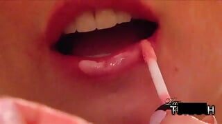 Devojka sa velikim sisama sa velikom sočno crvenom usnama te zadirkuje ogledalom u ovom fetiš videu