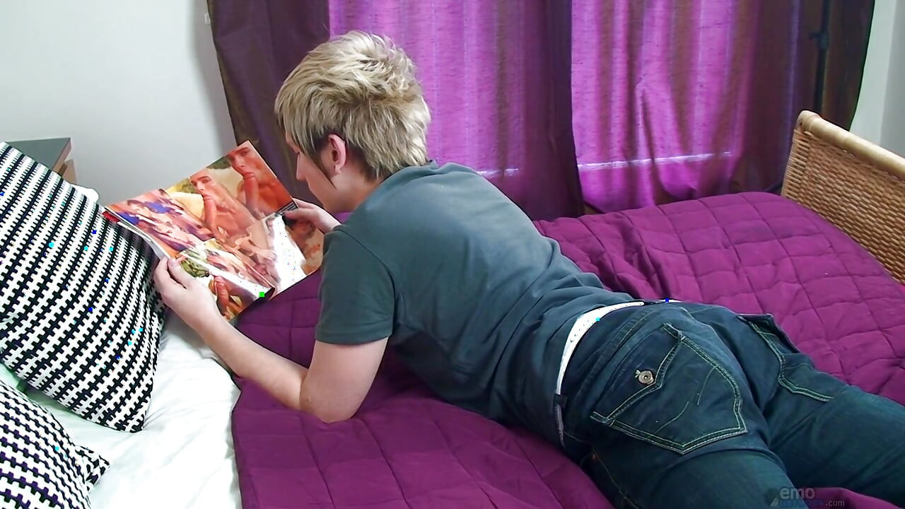 Emo Twink Jaymie Loves a Big Dildo in His Hole