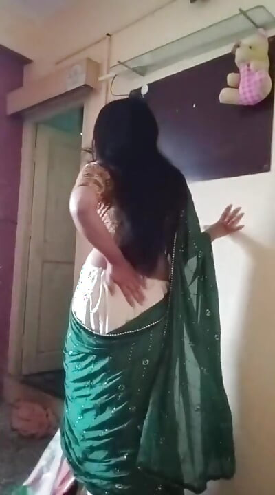 Saree mai kesi lag rahi hu sab log comment karke batana