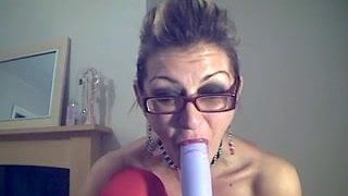 Une femme mature se masturbe devant sa webcam