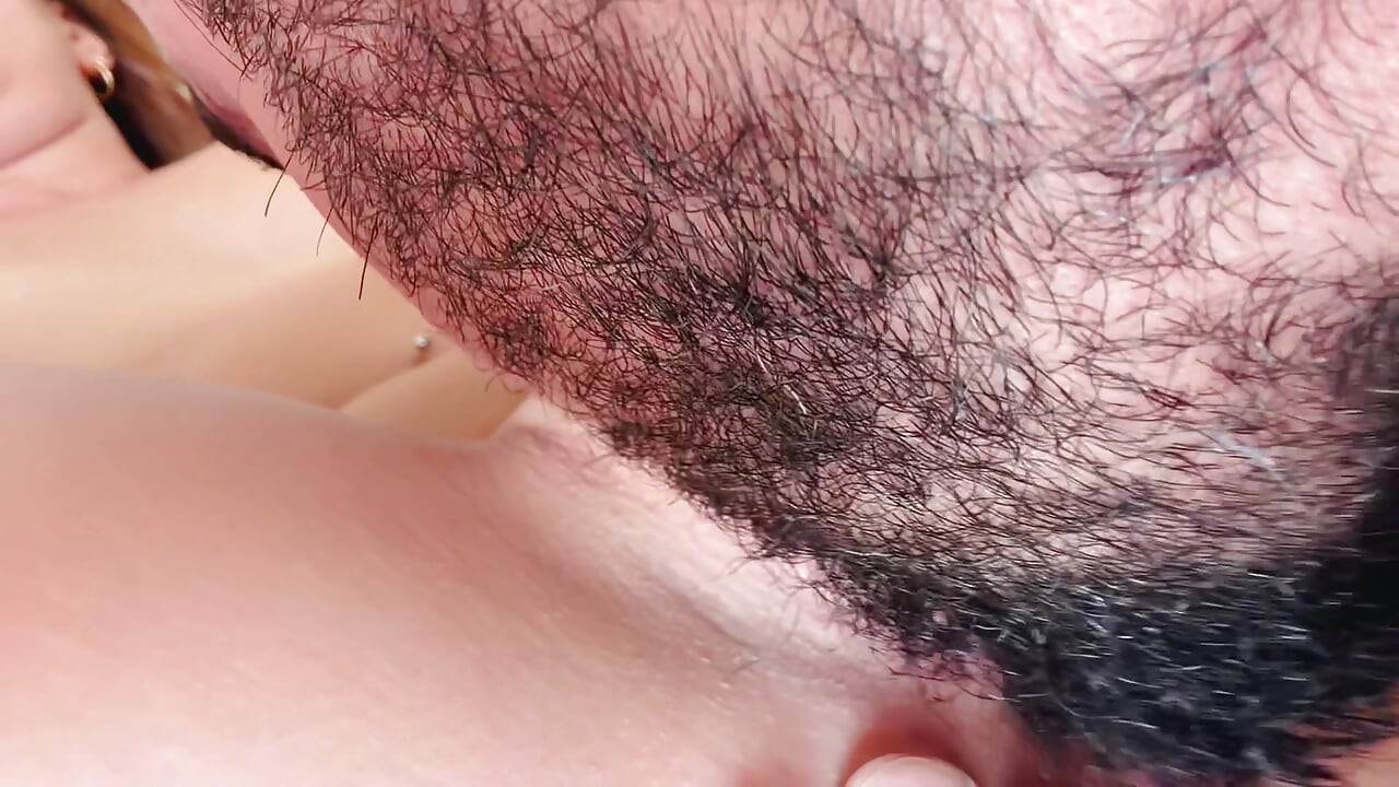 Un mec barbu dévore sa chatte mouillée dans un gros plan extrême - cunnilingus intense et doigtage jusqu’à ce qu’elle jouisse fort