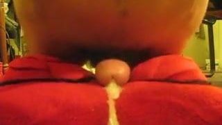 Handtuch holt dicken Sperma-Orgasmus