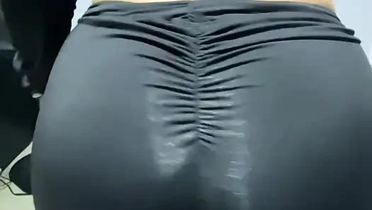 Ücret için geldi ve ödemediği için yarağını emmek zorunda kaldım