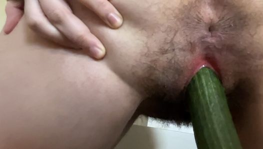 Pijnlijke overwinning voor jonge maagdelijke latina, te grote komkommer die haar poesje uitrekt, rood en gezwollen