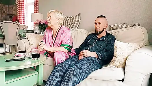 Tabu-Sex, Stiefmutter schaut Filme, und ich nehme ihren Mund