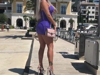 Une MILF serbe extrêmement sexy en micro-robe et talons hauts