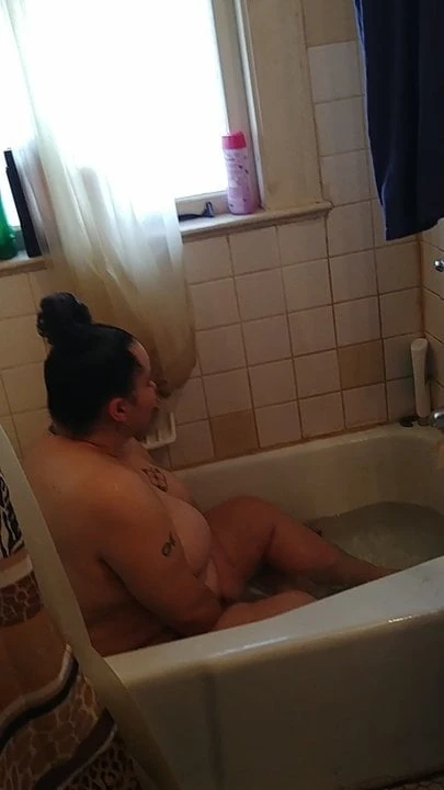 Žena sa velikim sisama